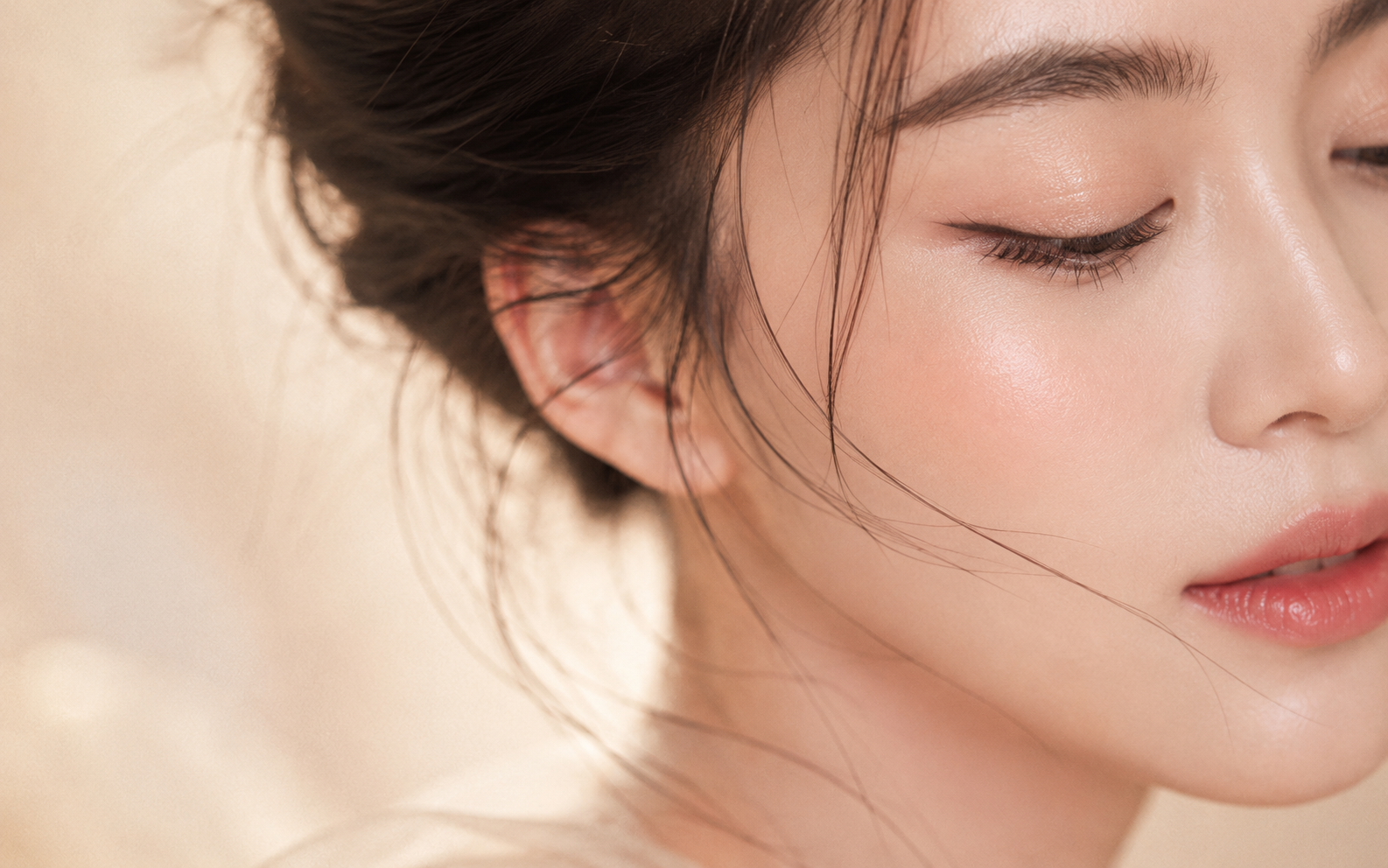 Gương mặt trang điểm tone Thái trong veo với má ửng hồng tự nhiên