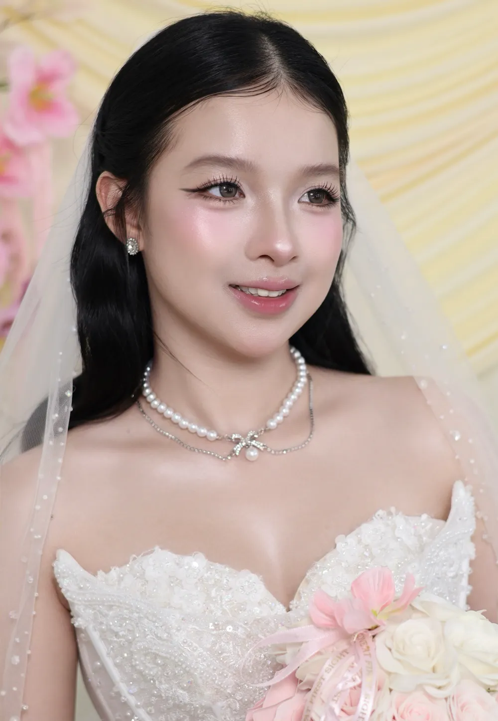Cận cảnh gương mặt cô dâu, lớp nền căng mịn, má hồng đào, môi hồng nude bóng