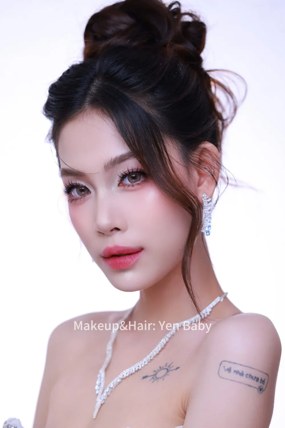 Cô dâu nghiêng mặt khoe bông tai pha lê dài, má hồng đào lan cao thái dương