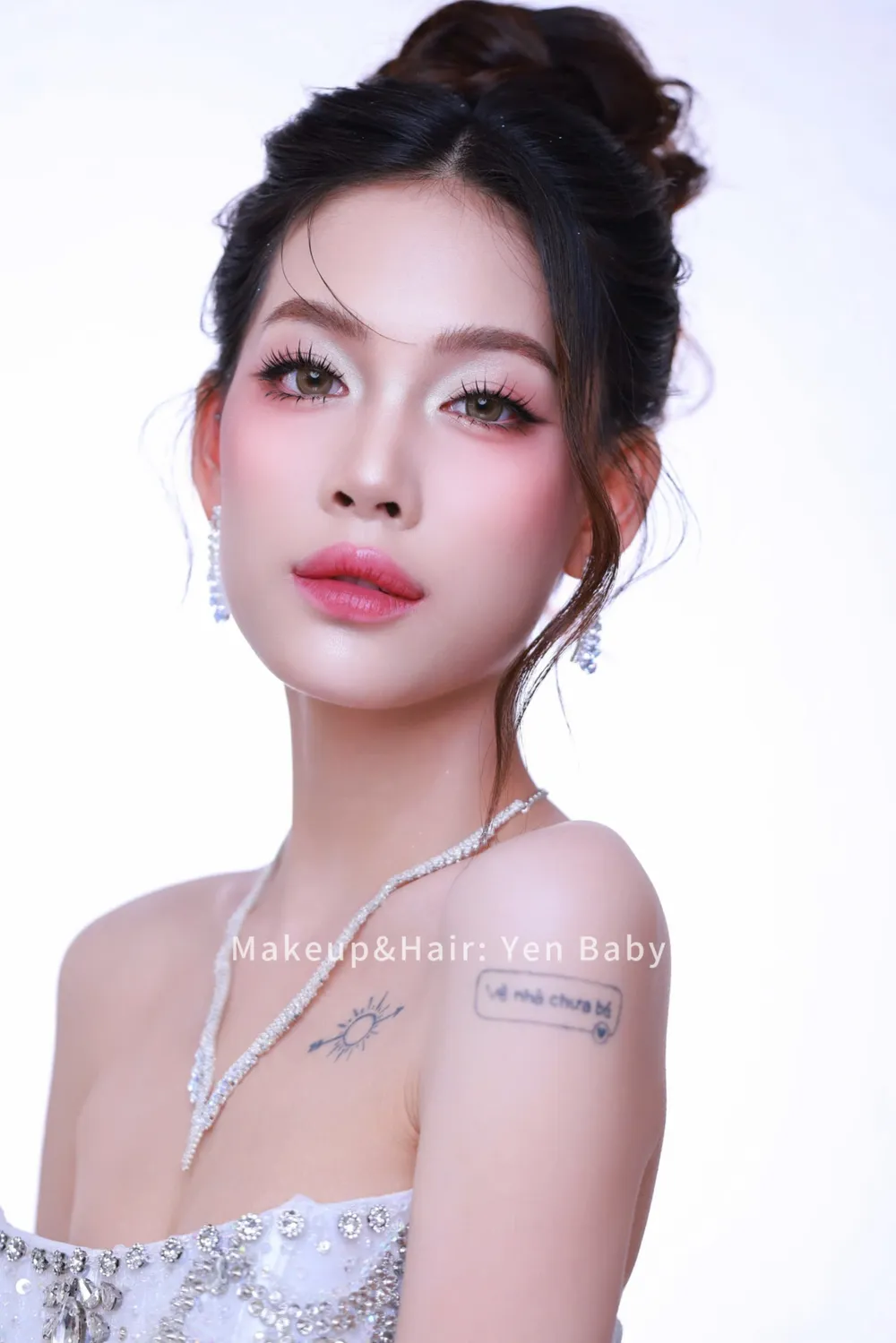 Cận cảnh cô dâu trang điểm glam, mi dày cong, môi hồng đỏ, trang sức lấp lánh