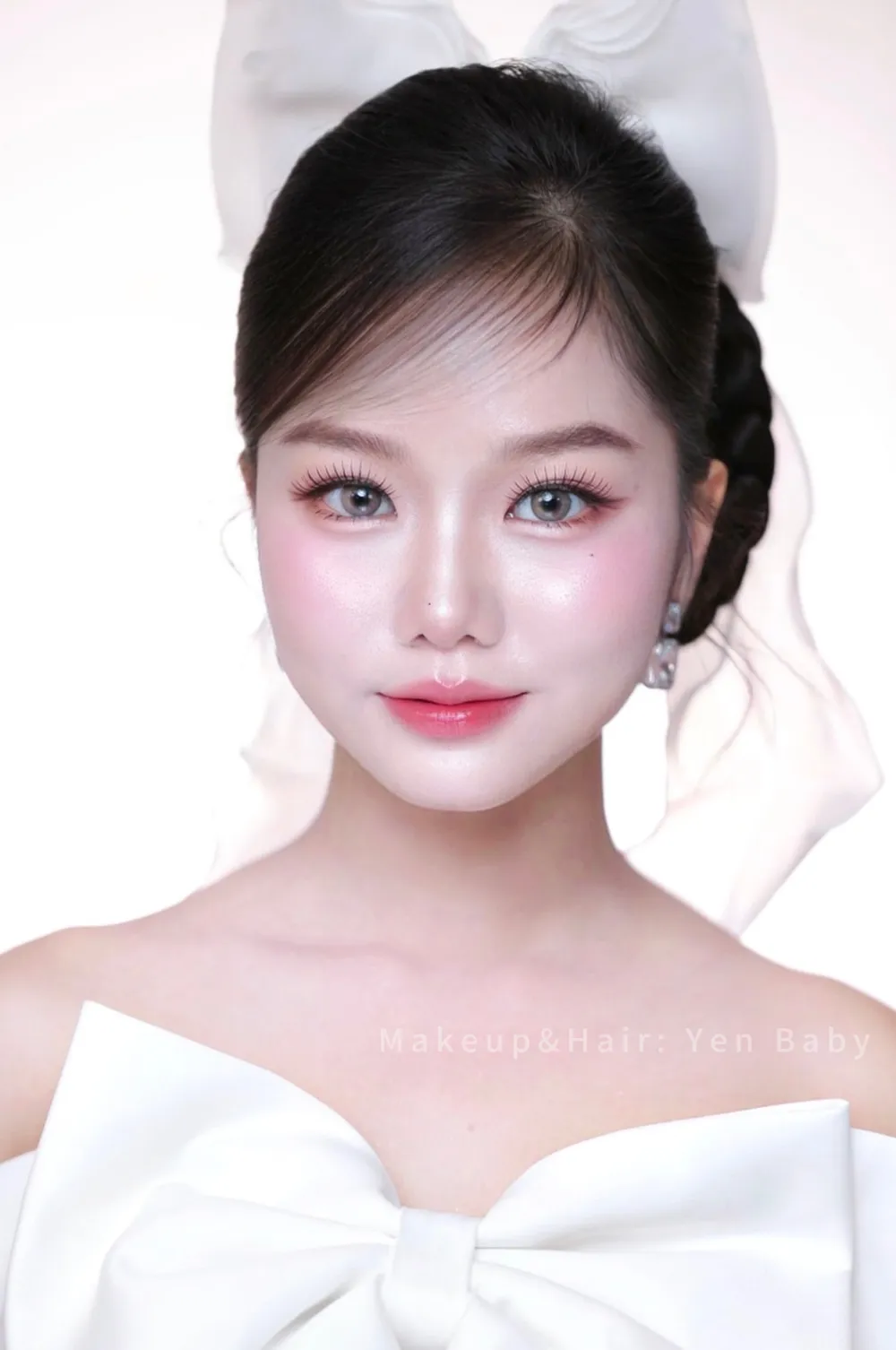 Trang điểm cô dâu ngọt ngào tựa búp bê với nơ trắng và mắt kính màu