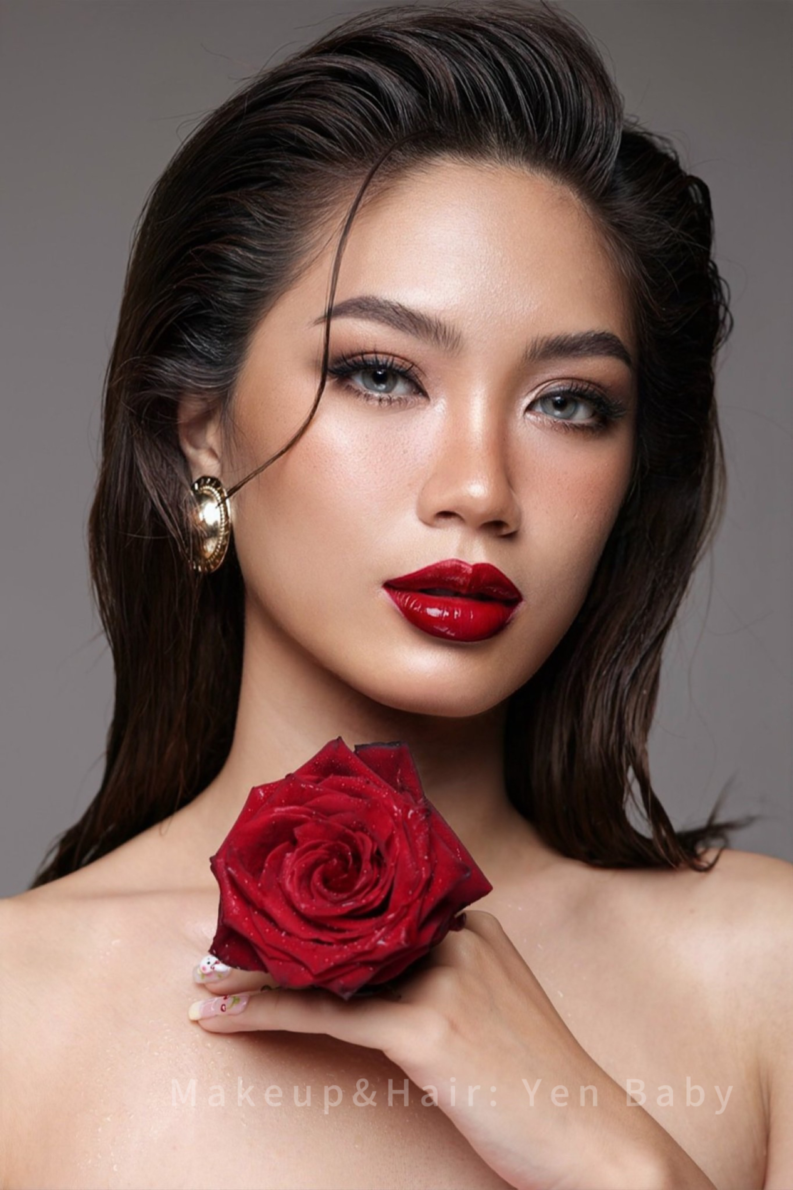 Gương mặt trang điểm soft glam ánh đồng cho tiệc tối