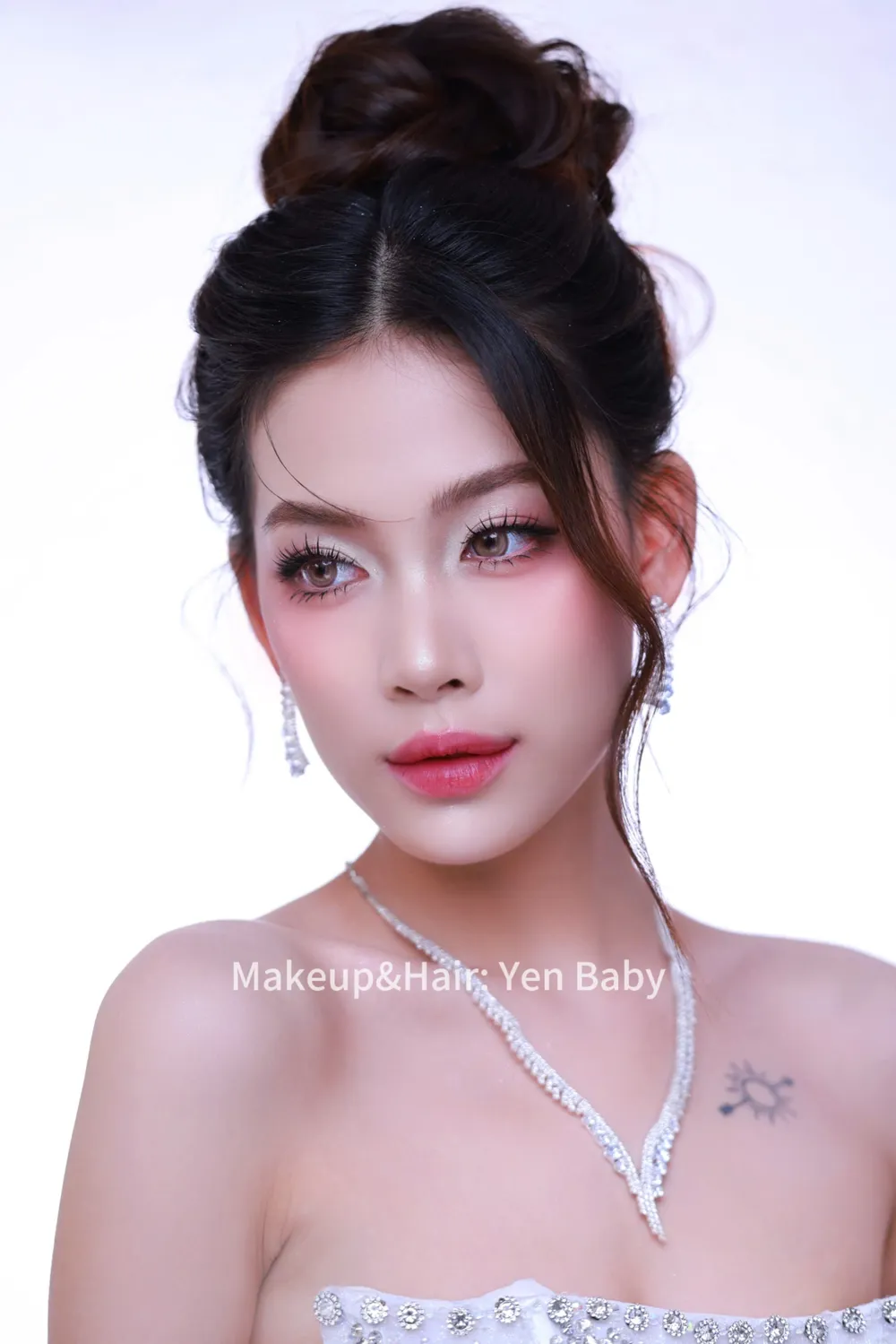 Cô dâu trang điểm glam sang trọng với trang sức đính đá, tóc búi cao