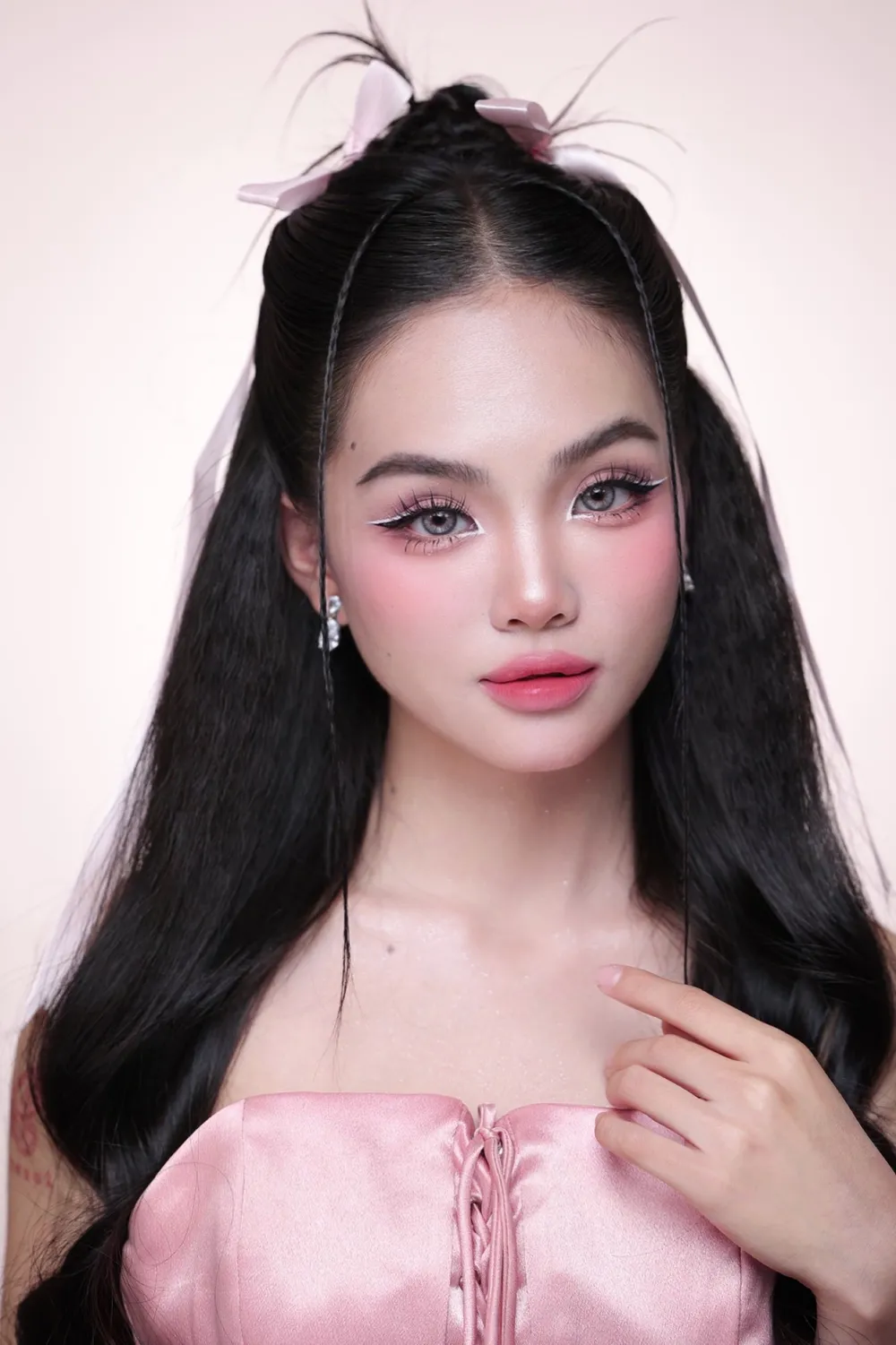 Trang điểm tiệc cá tính với đường kẻ mắt trắng nổi bật và tóc buộc nơ