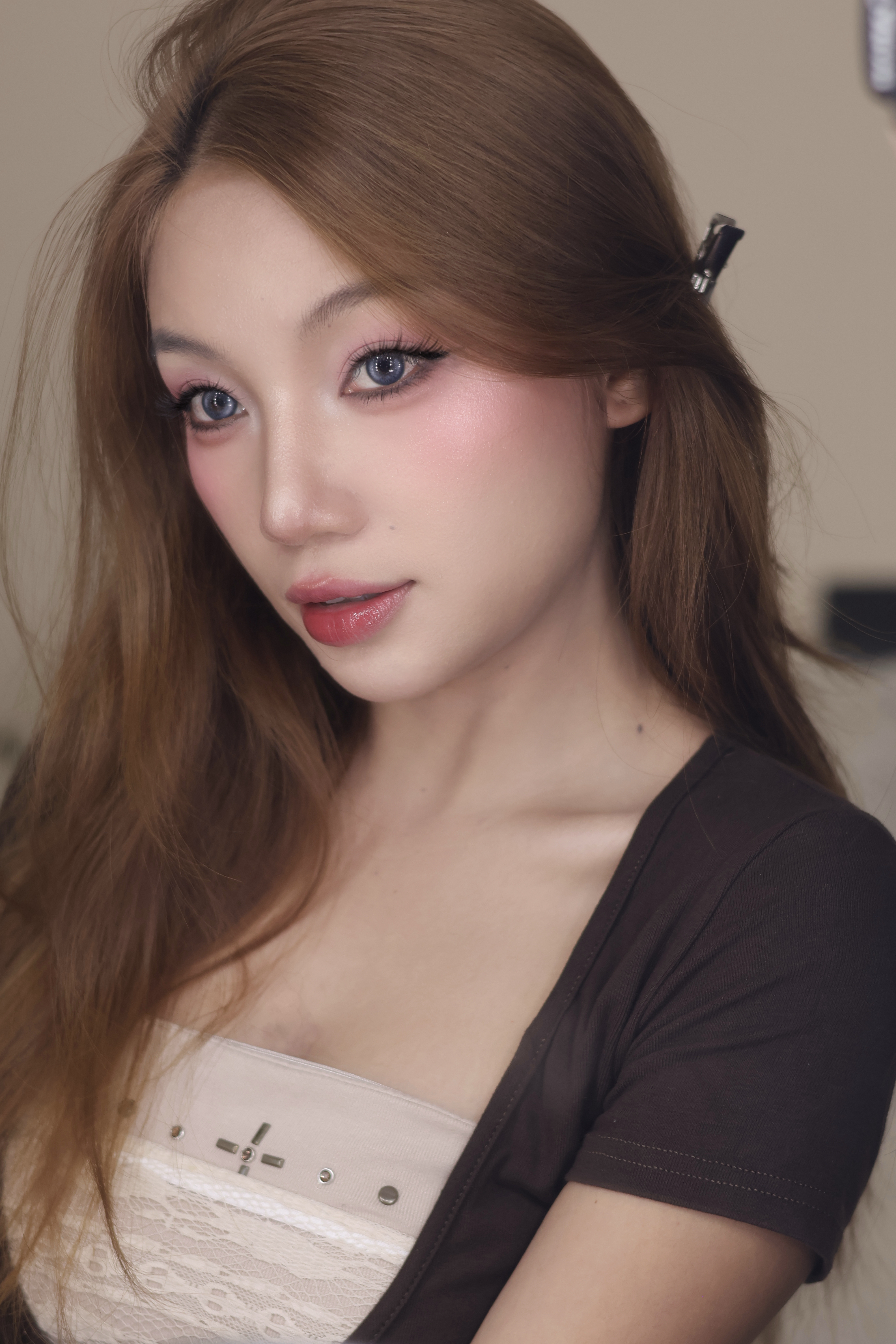 Trang điểm mắt khói nhẹ hiện đại cho tiệc tối