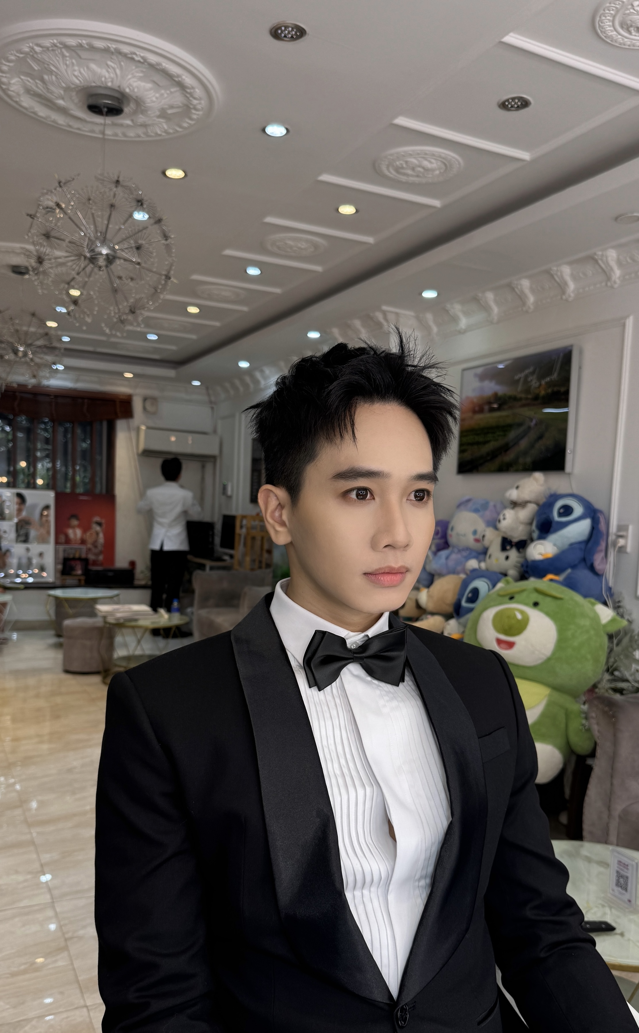 Makeup artist trang điểm cho người thân cô dâu trong không gian ấm cúng