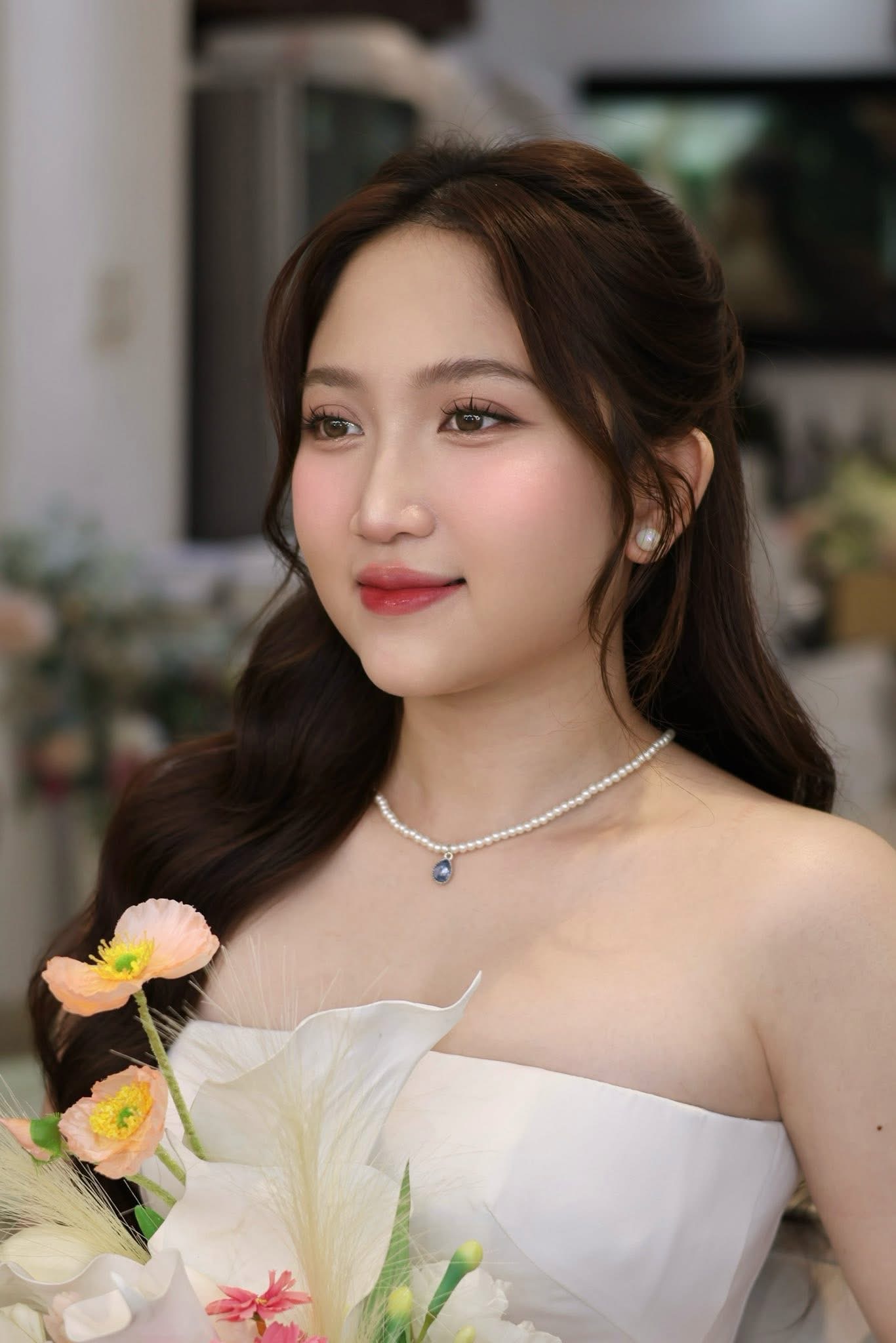 Cô dâu Việt trang điểm tone tự nhiên trong veo, ánh sáng vàng ấm