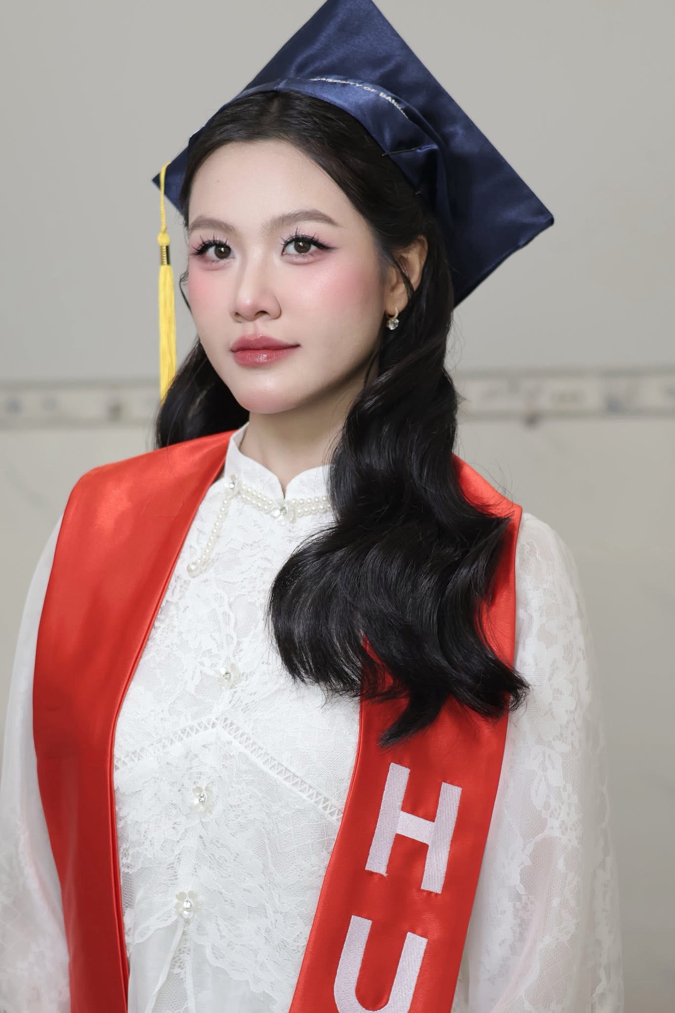 Nữ sinh trang điểm kỷ yếu tự nhiên tươi tắn trong áo dài trắng