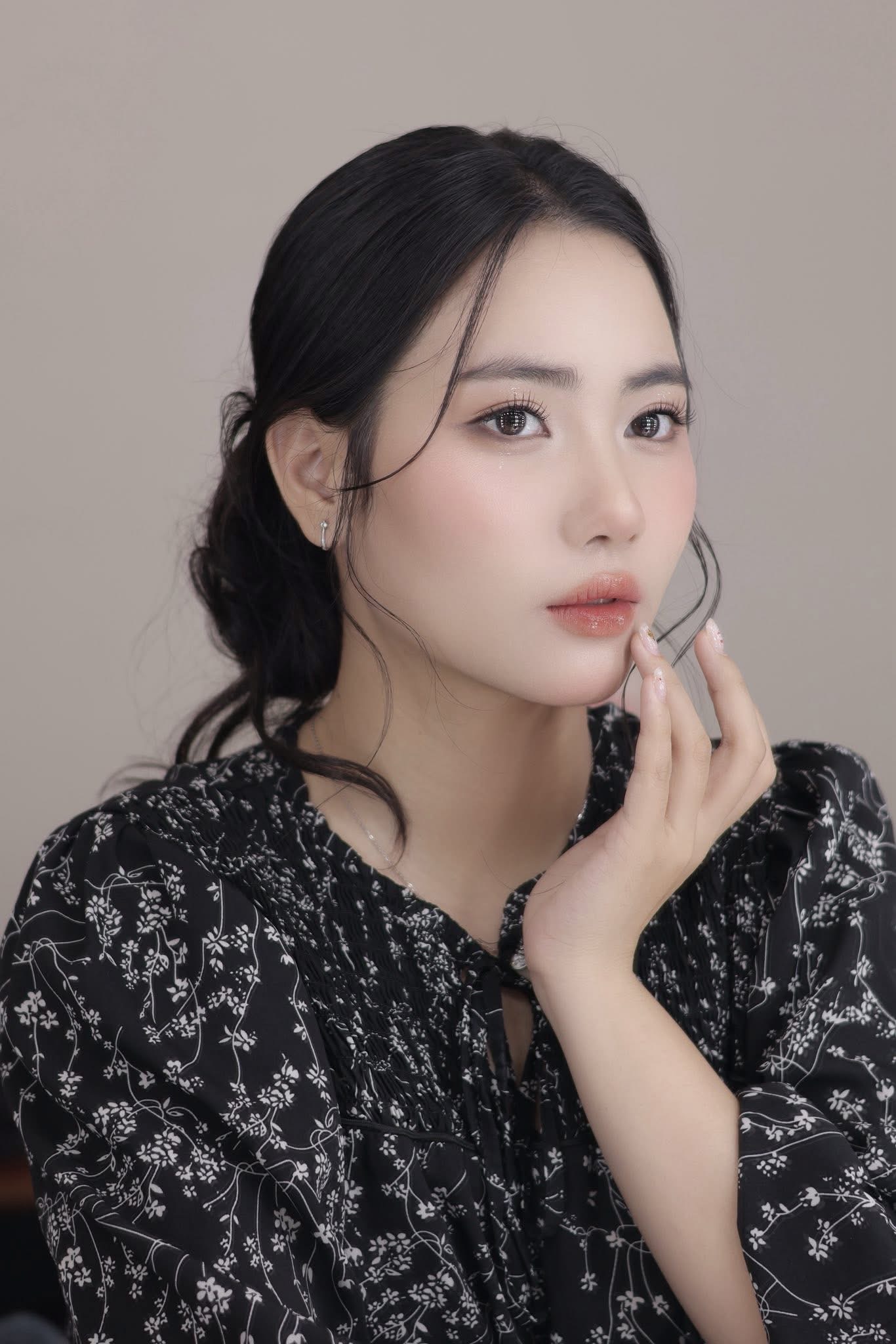 Khách nữ trang điểm soft glam dự tiệc tối, tông ánh đồng thanh lịch